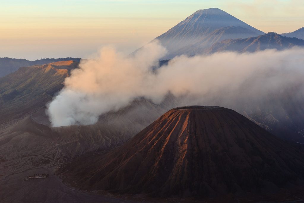 Fotografía de un amanecer en el Monte Bromo en Indonesia con bruma y humos del volcan