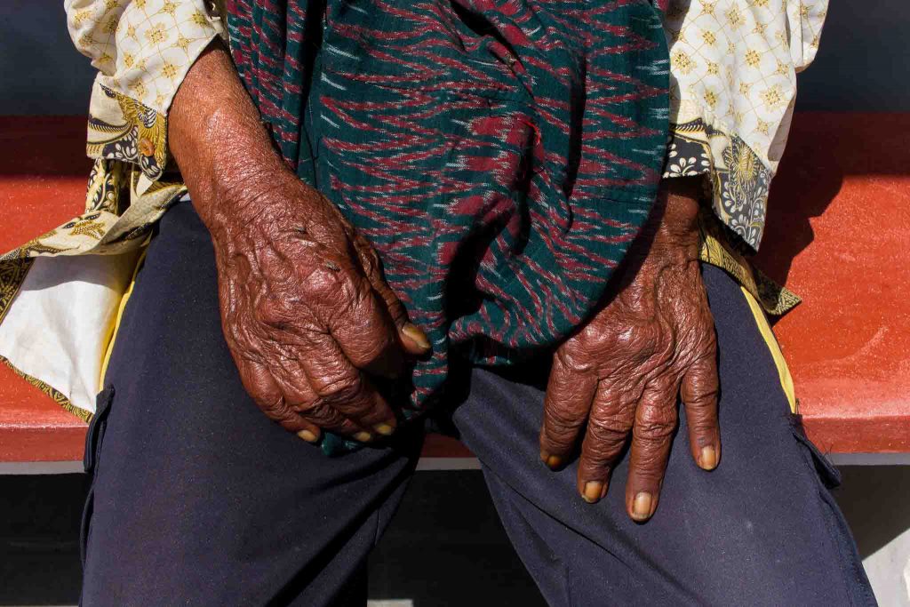 Manos de un hombre mayor en Indonesia