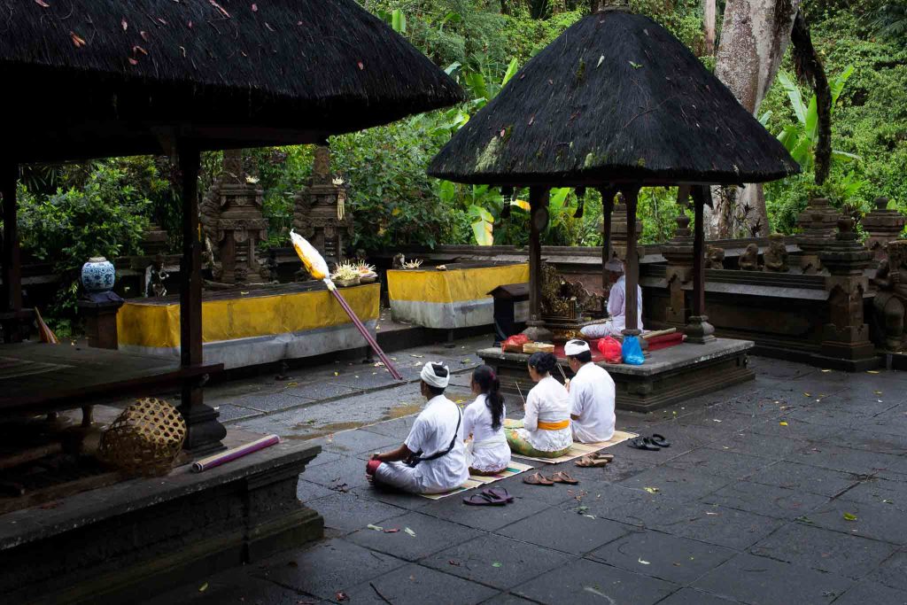 Una familia rezando en un templo en Bali