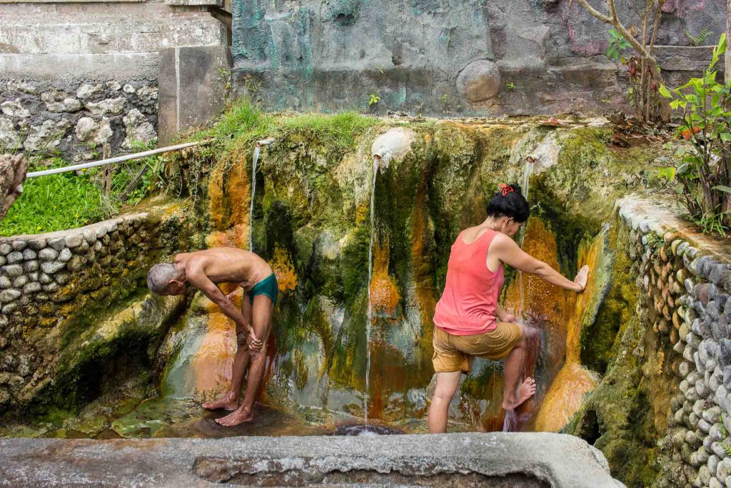 Una pareja en una fuente termal en Bali Indonesia