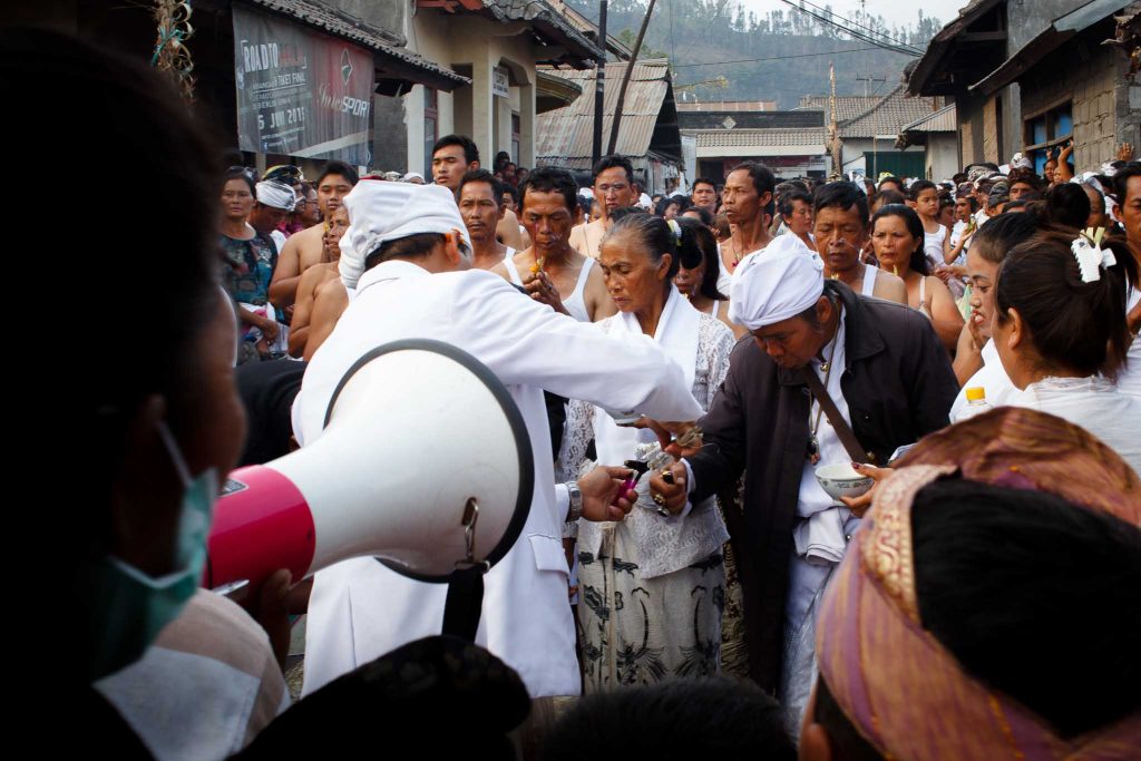 Grupo de gente en una ceremonia hinduista en Bali, Indonesia