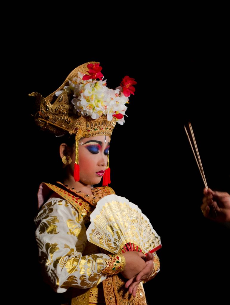 Un chica posa en un traje tradicional de baile balinés en medio de su actuacion