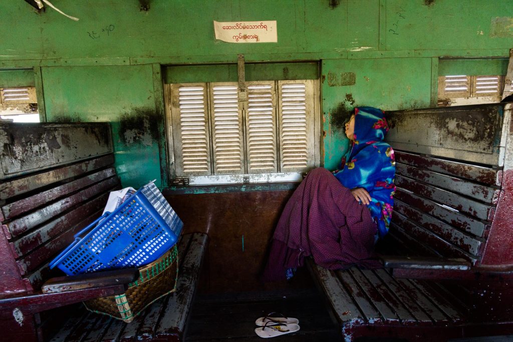 Muchacha durmiendo en el vagón de un tren antiguo en Myanmar (Birmania)