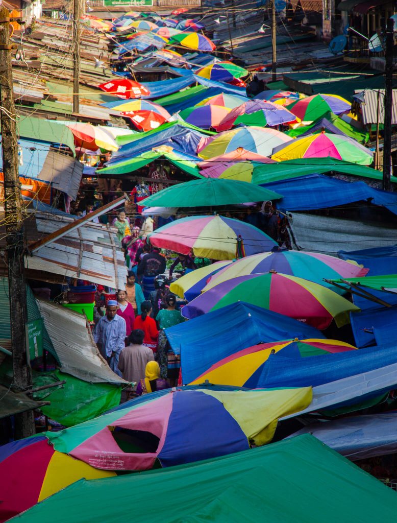 Toldos de colores en un mercado callejero en Hpa-An Myanmar (Birmania)