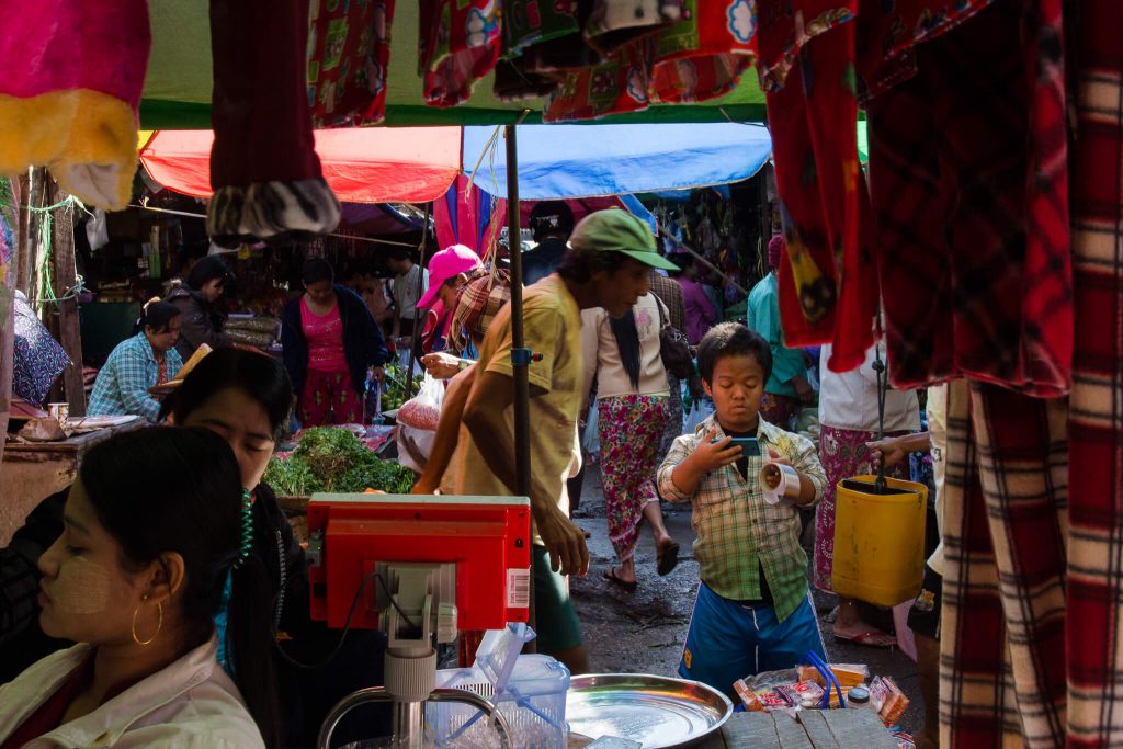 Gente en un mercado callejero en Hpa-An Myanmar (Birmania)