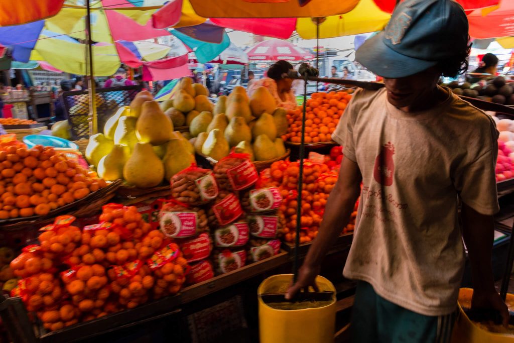 Gente en un mercado callejero en Hpa-An Myanmar (Birmania)