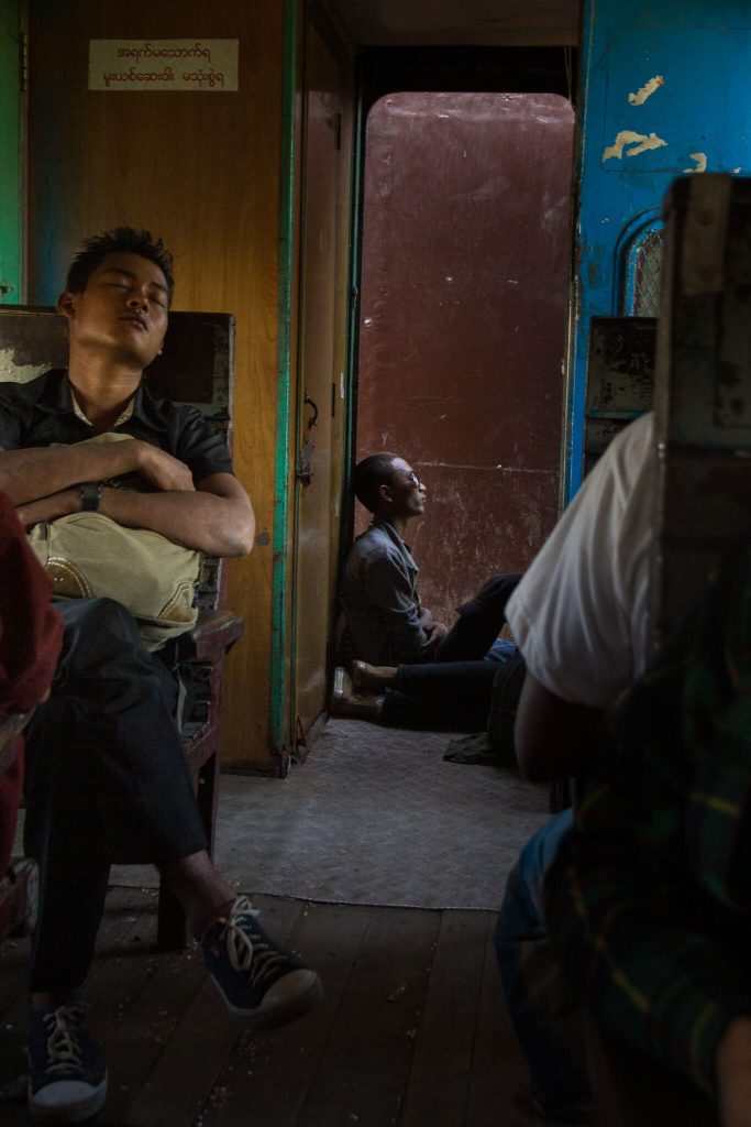 Muchachos en el interior de un tren en Myanmar (Birmania)
