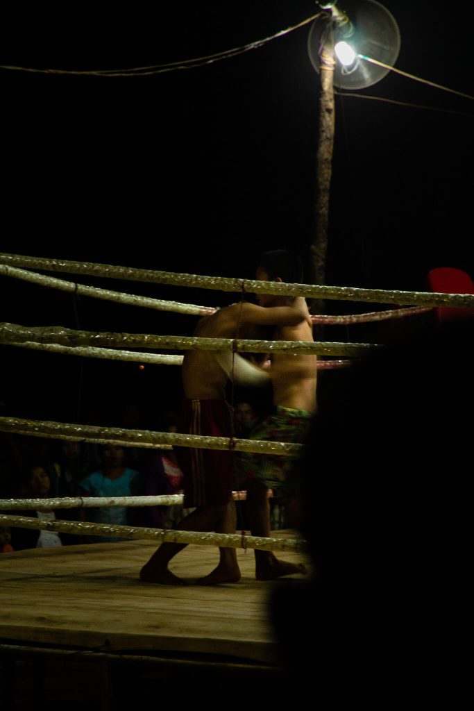 Niños en un ring de boxeo peleando en un pueblo de Myanmar (Birmania)