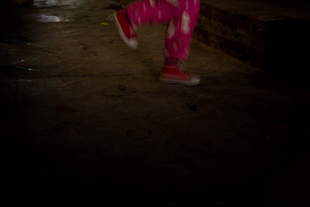 Piernas de una niña corriendo en Myanmar (Birmania)