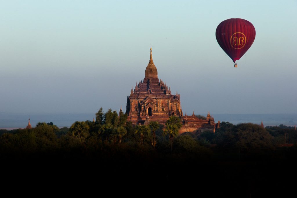 Amanecer en los templos de Bagan en Myanmar (Birmania) con un globo aeroestático cerca de un templo