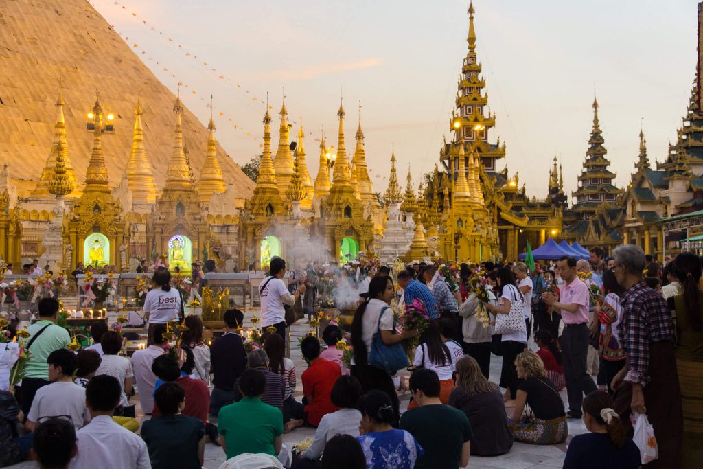 Atardecer en el la pagoda de Shwedagon en Rangún (Myanmar Birmania)