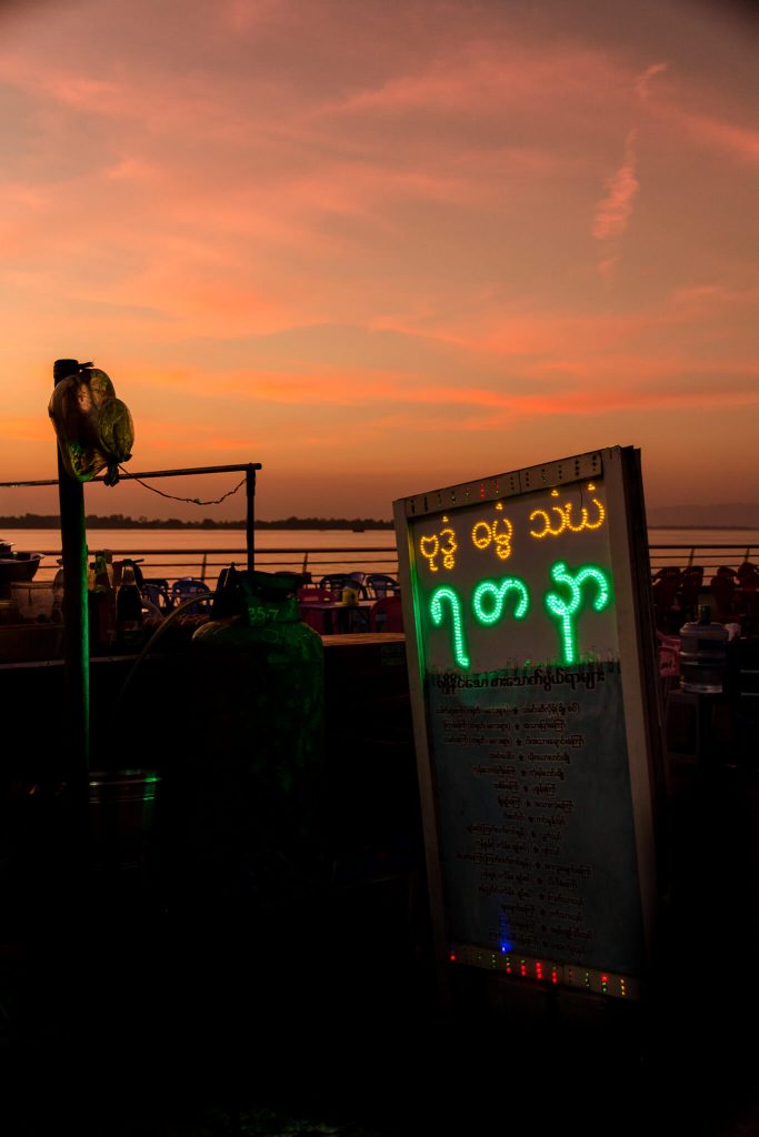 Atardecer en un mercado con un rio al fondo en Myanmar (Birmania)