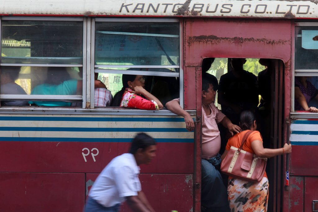Gente en un autobús en Rangún (Myanmar Birmania)
