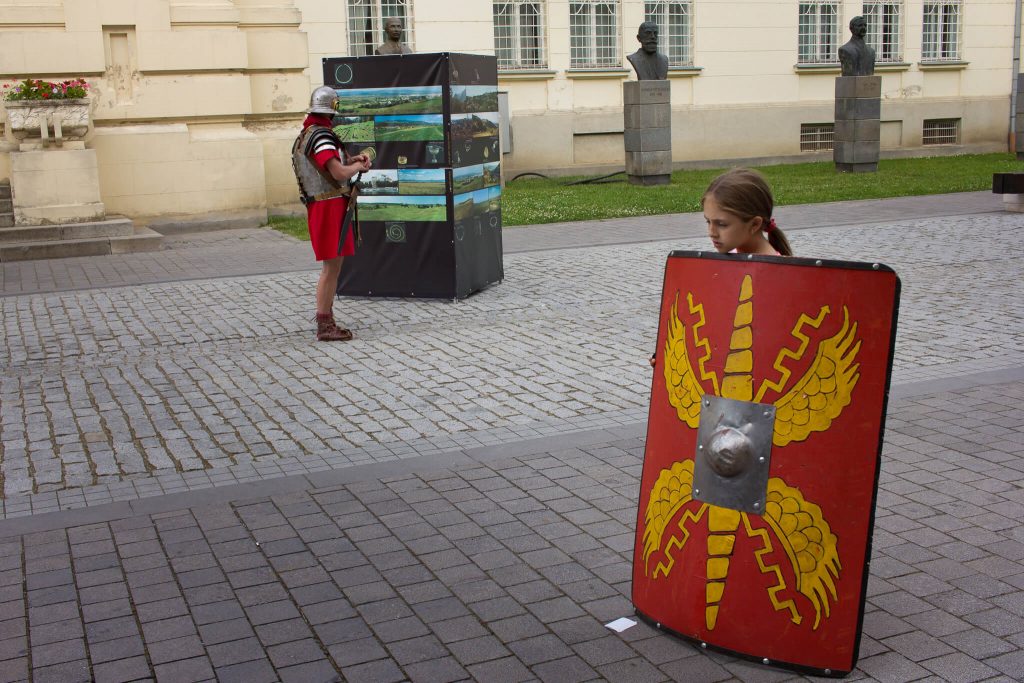 Una niña y un hombre vestidos de romanos en una fiesta tradicional en Alba Iulia en Transilvania Rumania