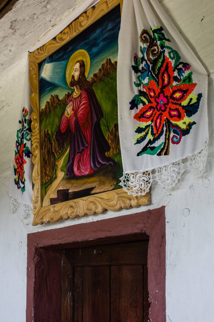 Imagen en una iglesia de Maramures (Rumanía) donde se ve un cuadro de Jesucristo rezando