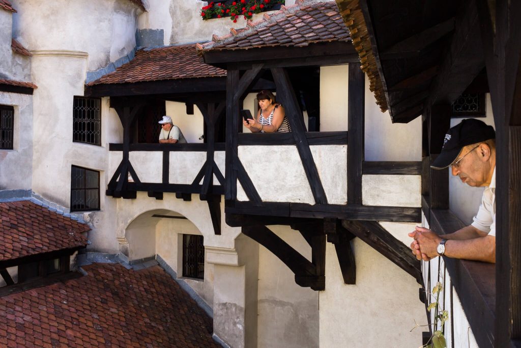 Tres personas en un balcón del castillo de Bran en Transilvania Rumanía