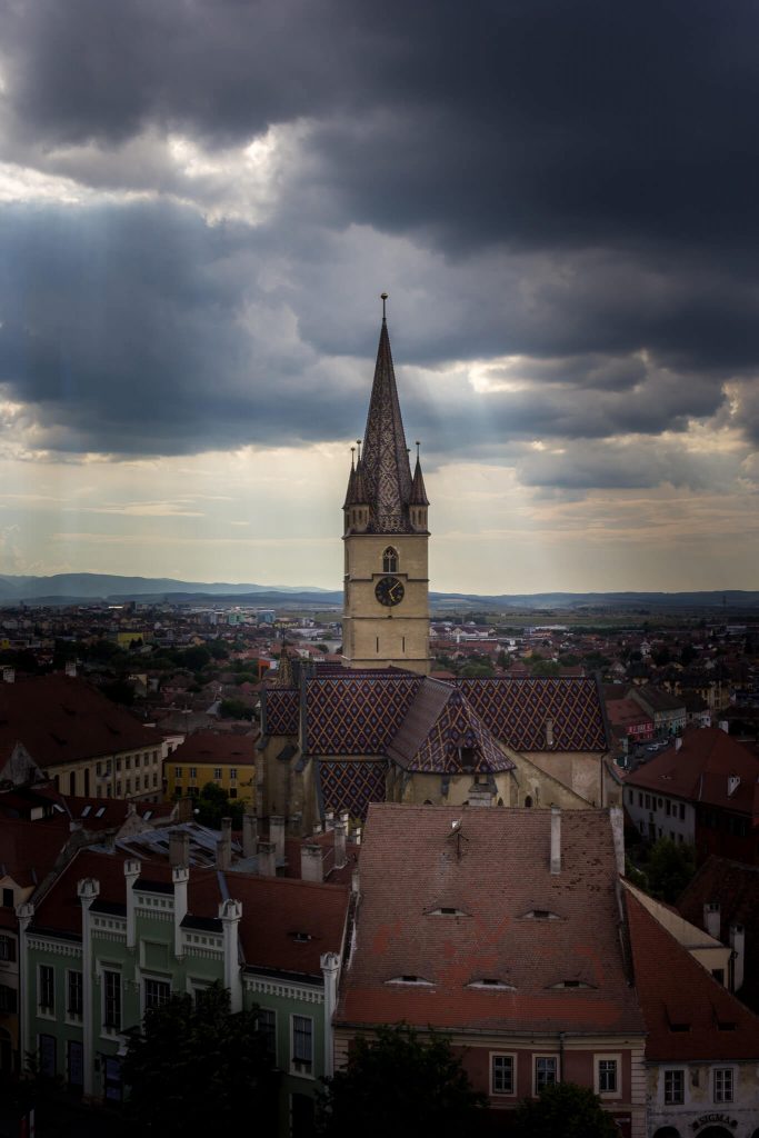 Atardecer con vistas sobre la catedral luterana de Sibiu Transilvania Rumanía en un día nublado