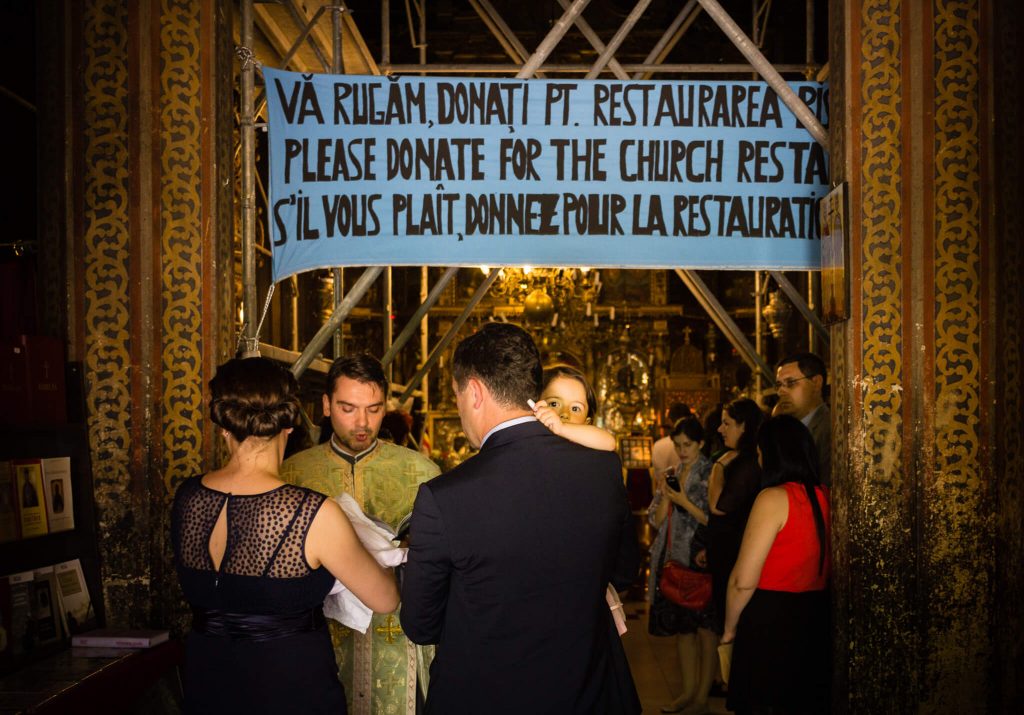 Interior de una iglesia en Bucarest en Rumanía
